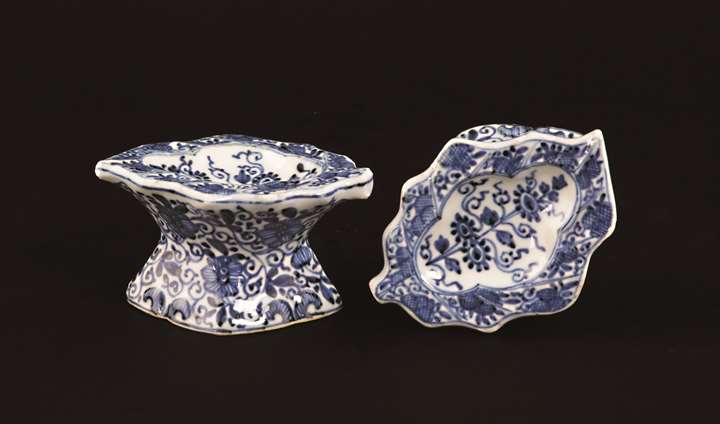 Pair of chinese export porcelain blue and white leaf shaped salts